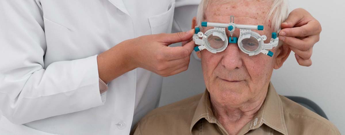 06-anziano-presbite1-freepik visita oculistica Bologna, interventi per presbiopia, sostituzione del cristallino per correggere presbiopia, dr Marzio Vanzini Bologna