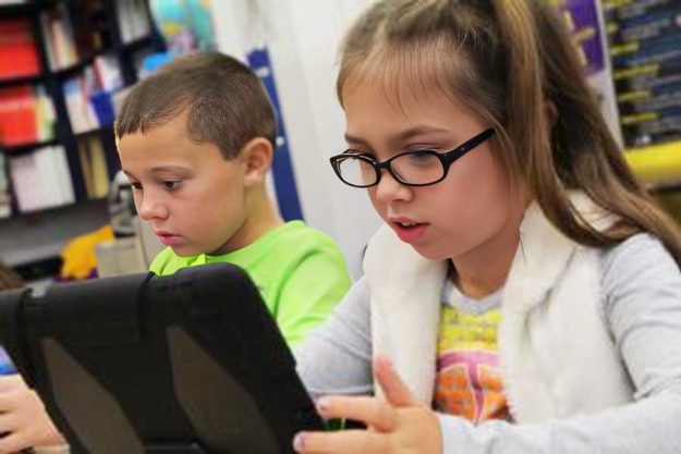 la vista dei bambini al computer